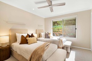 Escritorio, tabla de planchar con plancha, wifi gratis y ropa de cama