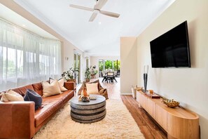 Télévision, cheminée