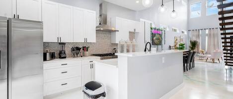 Four Ă micro-ondes, un four, surface de cuisson, lave-vaisselle