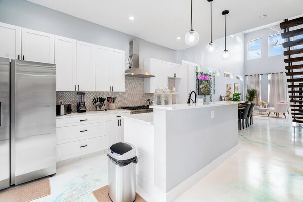 ميكروويف، فرن، موقد طهي مسطح، غسالة أطباق