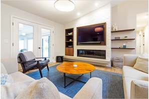 Smart TV, fireplace, ping pong - New! Spacious Beachfront Home with Pool & Hot Tub (South Haven)