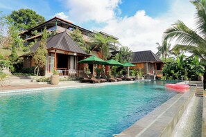 Outdoor pool - Mina Baturiti Hotel & Resto (Baturiti)