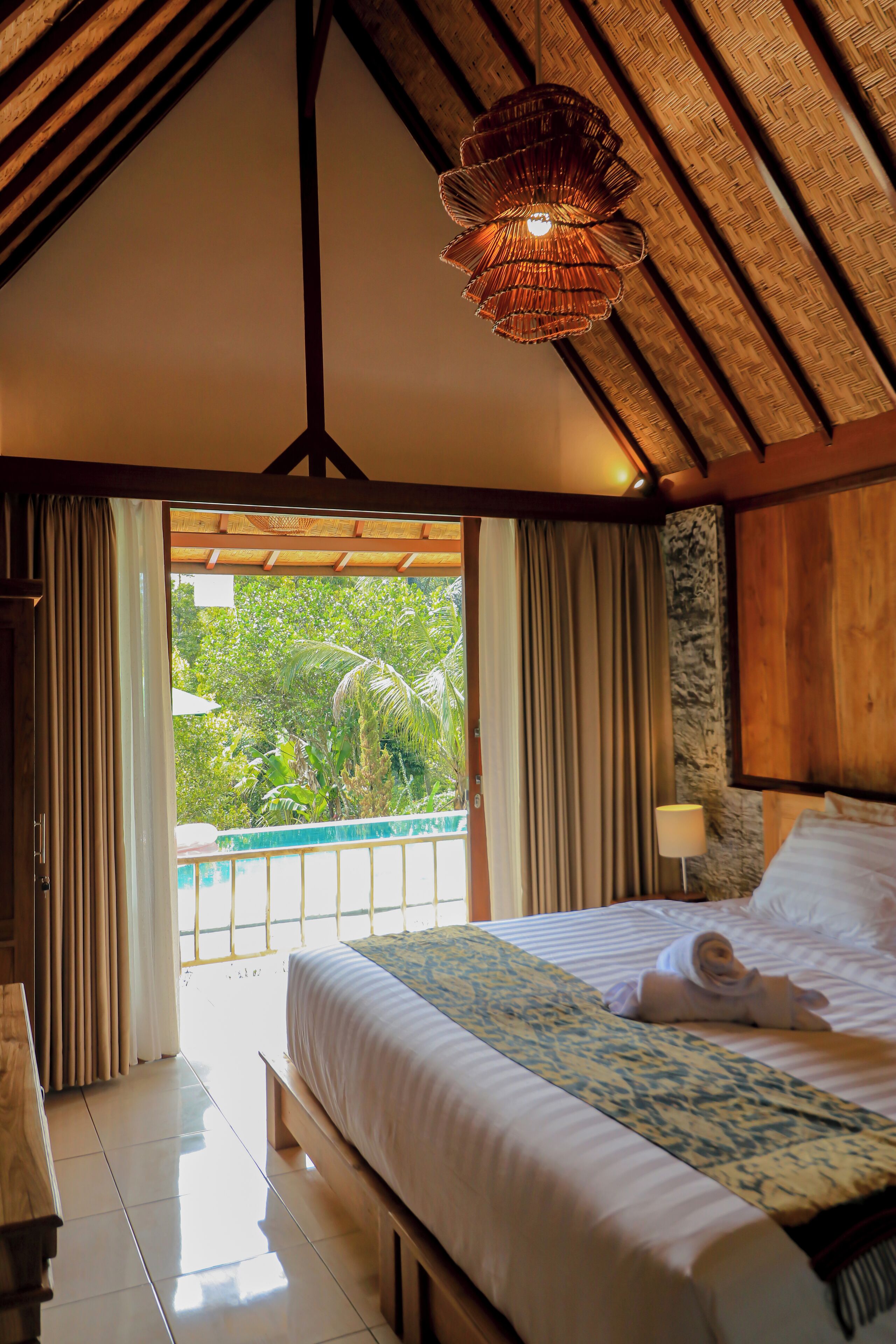 Bungalow | In-room safe, desk, laptop workspace, blackout drapes