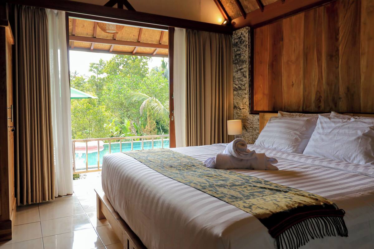 Bungalow | In-room safe, desk, laptop workspace, blackout curtains