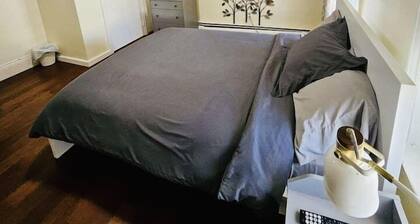 Nice room near Whole Foods Brown