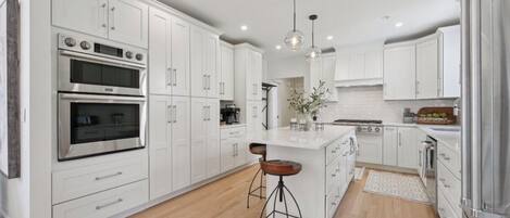 Microondas, horno, parrilla de estufa y lavavajillas