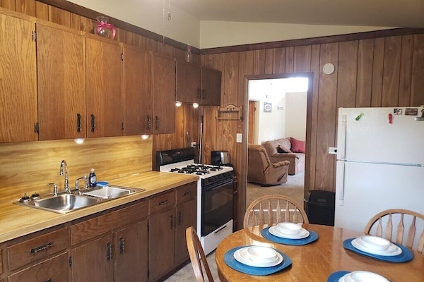 Mikrobølgeovn, ovn, kokeplater og oppvaskmaskin