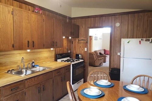 Quaint 3-bedroom house with AC in charming Dyer Close to Highways and Chicago