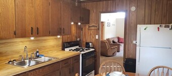 Quaint 3-bedroom house with AC in charming Dyer Close to Highways and Chicago