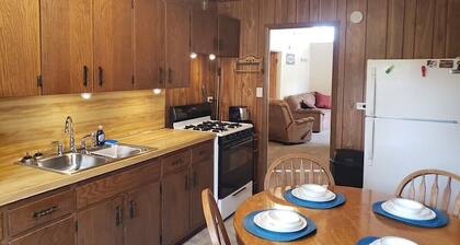 Quaint 3-bedroom house with AC in charming Dyer Close to Highways and Chicago