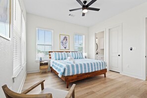 4 bedrooms, desk, iron/ironing board, WiFi - New! Galveston Retreat -Sleeps 14 -EV Charger -Fast WiFi -Near Beach (Galveston)