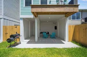 Terrace/patio - New! Galveston Retreat -Sleeps 14 -EV Charger -Fast WiFi -Near Beach (Galveston)