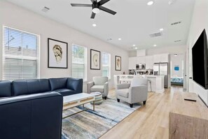 Smart TV, ping pong - New! Galveston Retreat -Sleeps 14 -EV Charger -Fast WiFi -Near Beach (Galveston)