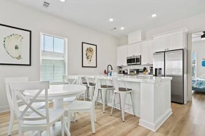 Dining - New! Galveston Retreat -Sleeps 14 -EV Charger -Fast WiFi -Near Beach (Galveston)