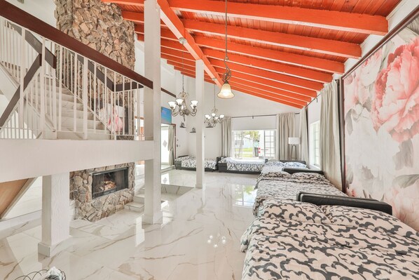 5 slaapkamers, een strijkplank/strijkijzer, reisbedje, gratis wifi