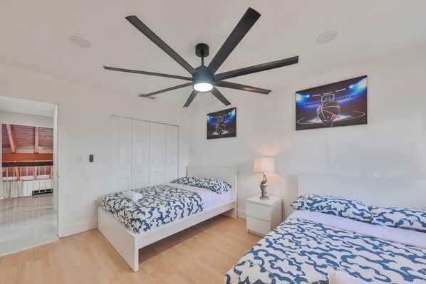 5 makuuhuonetta, työpöytä, silitysrauta/-lauta, vauvan matkasänky