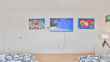 5 soverom, skrivebord, strykejern/-brett og reiseseng for barn