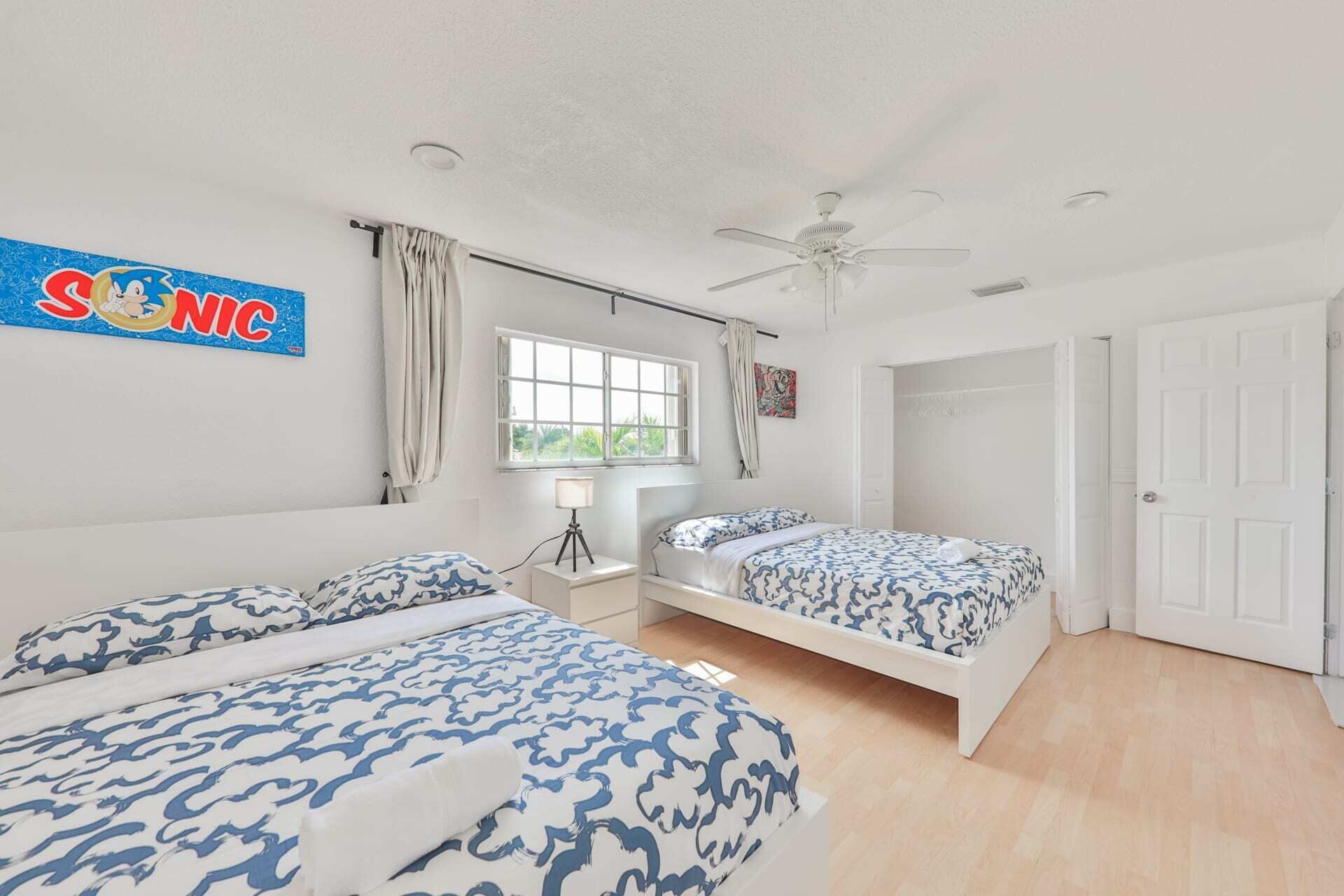 5 sovrum, skrivbord, strykjärn/strykbräda och resesäng