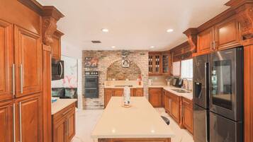 Jääkaappi, mikroaaltouuni, uuni, liesi