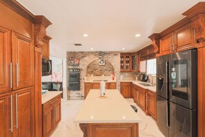 雪櫃、微波爐、焗爐、爐具