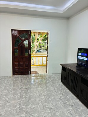 Villa Deluxe, vue jardin | Coin séjour | Jouets