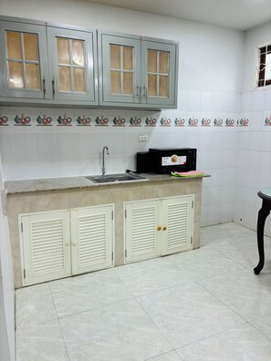 Villa Deluxe, vue jardin | Cuisine privée | Réfrigérateur, micro-ondes, plaque de cuisson, chaise haute