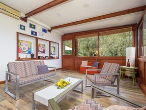 Hús með útsýni - sjávarsýn að hluta | Verönd/útipallur