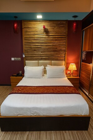 Rom – deluxe, balkong | Bad | Dusj, hårføner, håndklær og toalettpapir