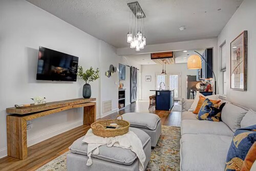 Spacious Home for Groups with Hot Tub in Indy