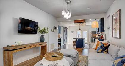 Spacious Home for Groups with Hot Tub in Indy