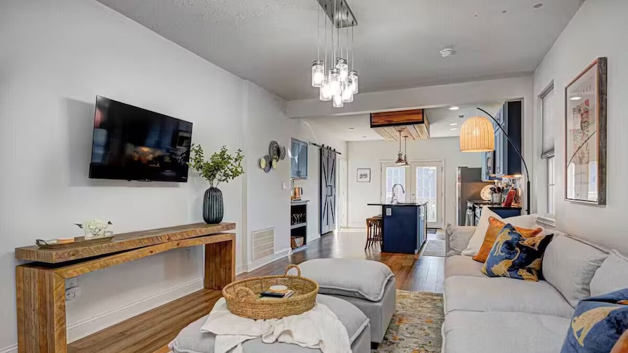 Spacious Home for Groups with Hot Tub in Indy