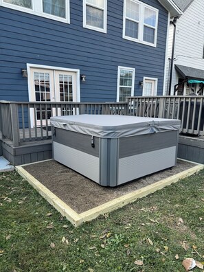 Outdoor spa tub - Ringgold (Indianapolis)