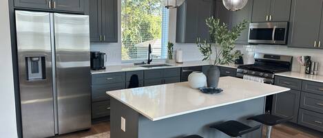 Microondas, horno, parrilla de estufa y lavavajillas