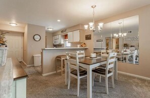 Dining - Spacious 2-bedroom retreat with beautiful views in gated golf community (Branson)