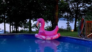 Une piscine avec un flotteur en forme de flamant rose.