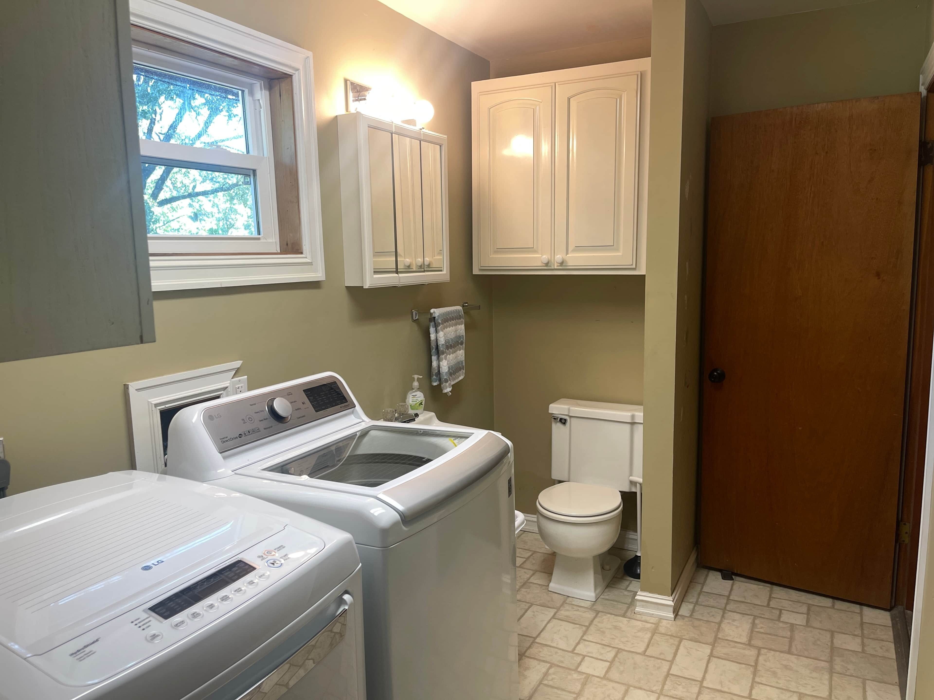 Regadera, secadora de cabello, toallas, jabón 