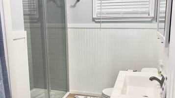 Douche, sĂšche-cheveux, serviettes fournies, savon