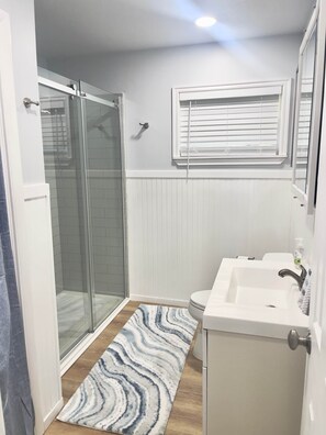 Suihku, hiustenkuivaaja, pyyhkeet, saippua