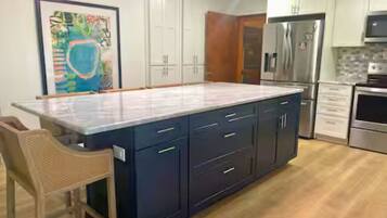 Microondas, horno, placa de cocina y lavavajillas