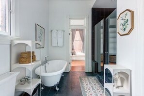 Shower, hair dryer, towels, shampoo - The Regent on Whitaker | Downtown Savannah Luxury (Savannah)