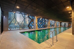 من حمّامات السباحة المغطاة