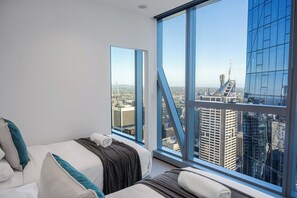 2 عدّة غرف نوم ومكتب ومكواة/لوح كي وسرير سفر