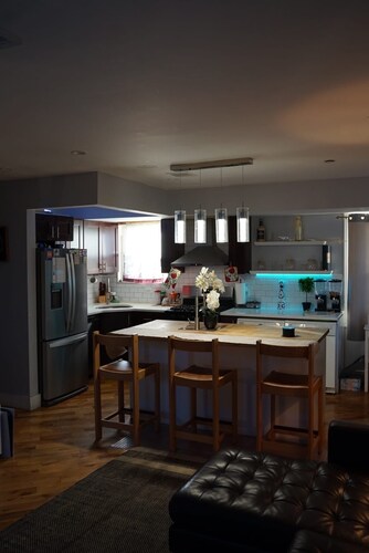 Comfortable Private Room in Host's Home, Saint Albans, Queens with AC on  2nd FL