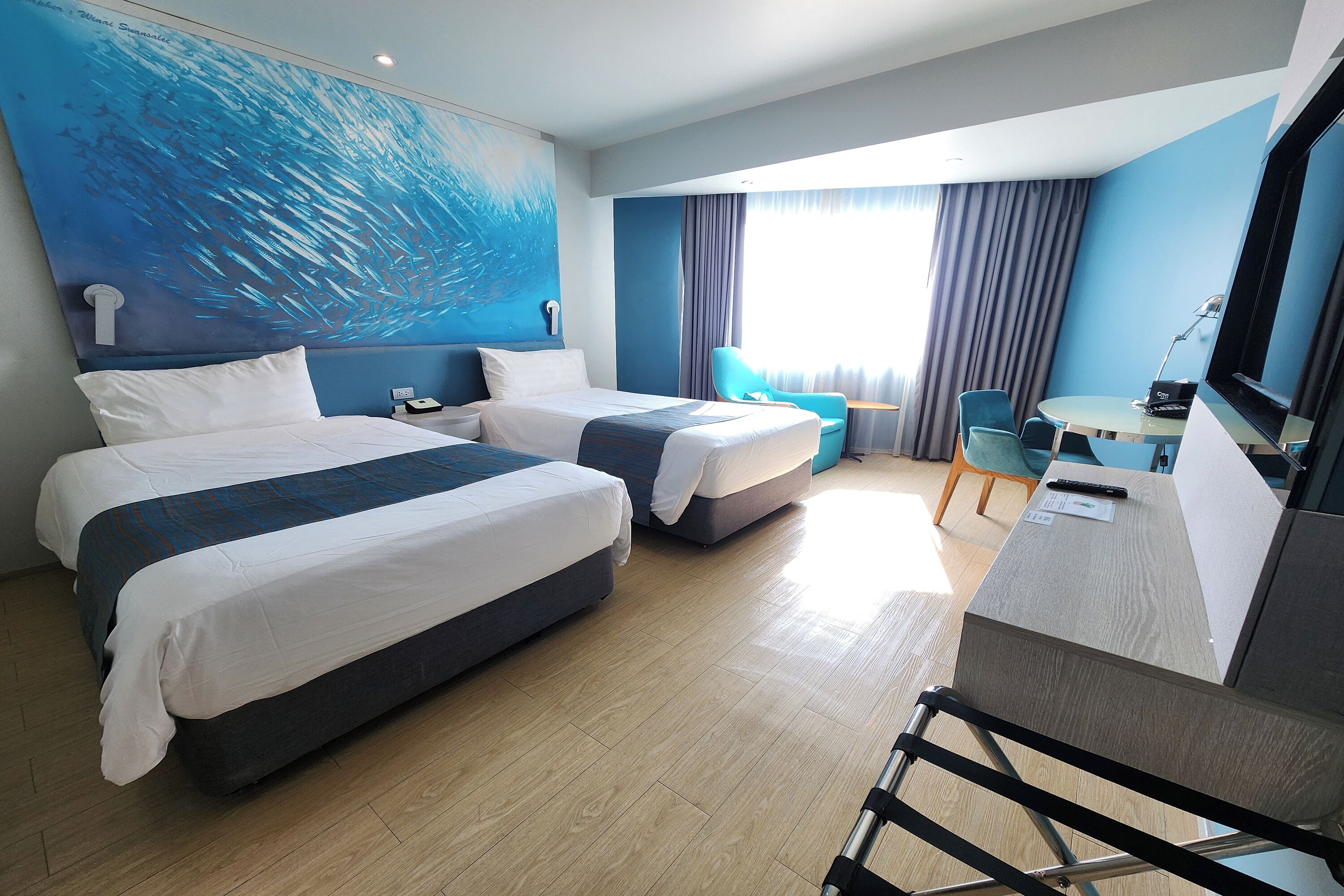 Quarto família | Cofres nos quartos, escrivaninha, cortinas blackout