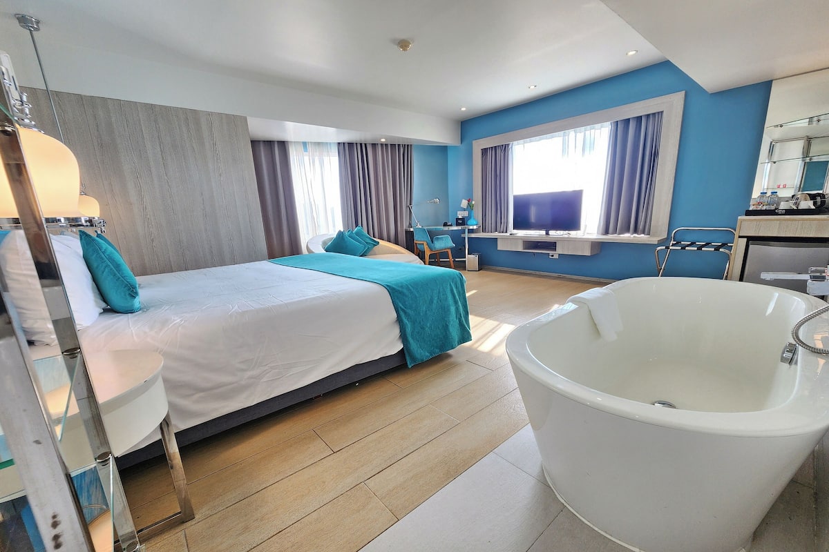 Suite | In-room safe, desk, blackout drapes, iron/ironing board