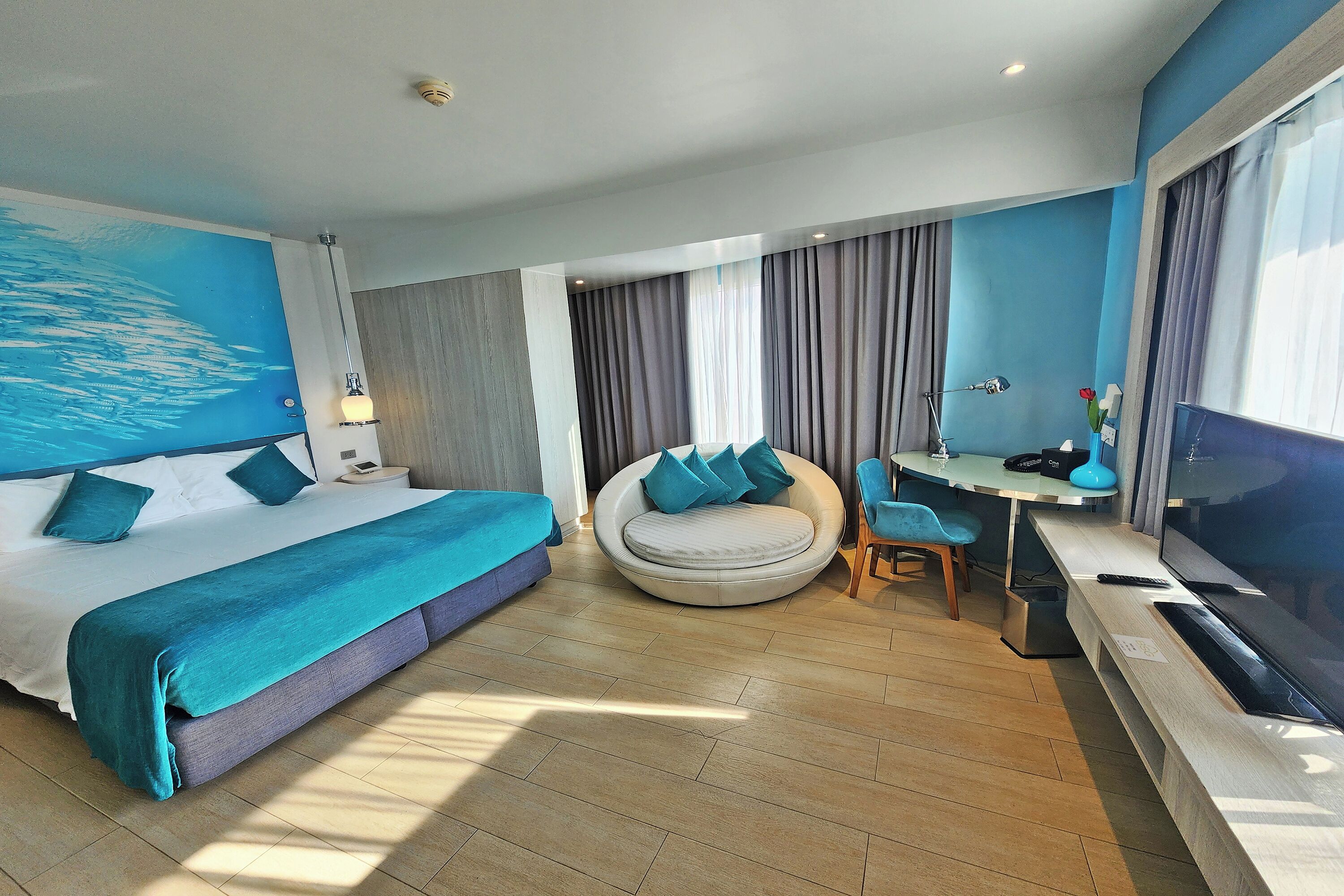 ห้องสวีท | ตู้นิรภัยในห้องพัก, โต๊ะทำงาน, ผ้าม่านกันแสง, เตารีด/โต๊ะรีดผ้า