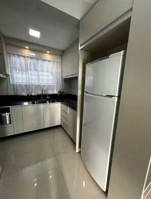 Refrigerador, microondas, placa de cocina, tetera/pava eléctrica