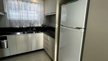 Réfrigérateur, micro-ondes, plaque de cuisson, cafetiÚre/bouilloire