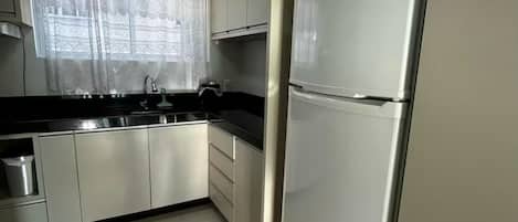 Refrigerador, microondas, parrilla de estufa y cafetera y tetera