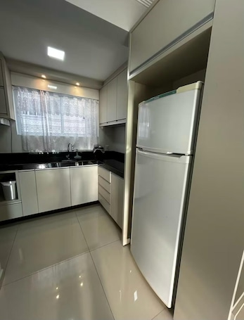 Fridge, microwave, stovetop, coffee/tea maker. Brisa do Sol Apartment 201
